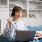 Indywidualne lekcje języka online dla dorosłych – nauka angielskiego i włoskiego przy laptopie w Językotece.