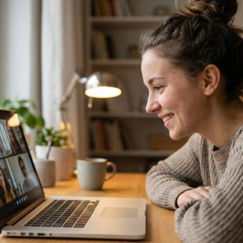 Kursy językowe dla dorosłych i młodzieży w małych grupach online – uczestnik zajęć grupowych na platformie Zoom.