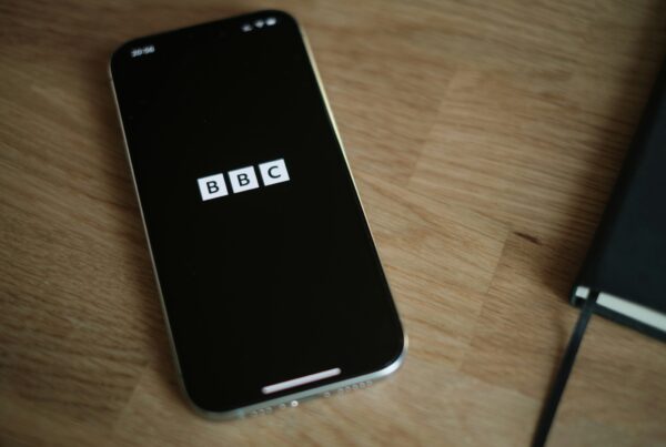 Smartfon z logotypem BBC i terminarz, symbolizujące Brytyjskie ikony BBC oraz naukę języka angielskiego w domu.